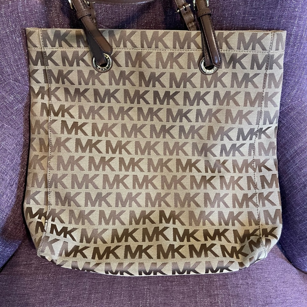 #271 Michael Kors Jet Set Fabric Tote w/ wristlet